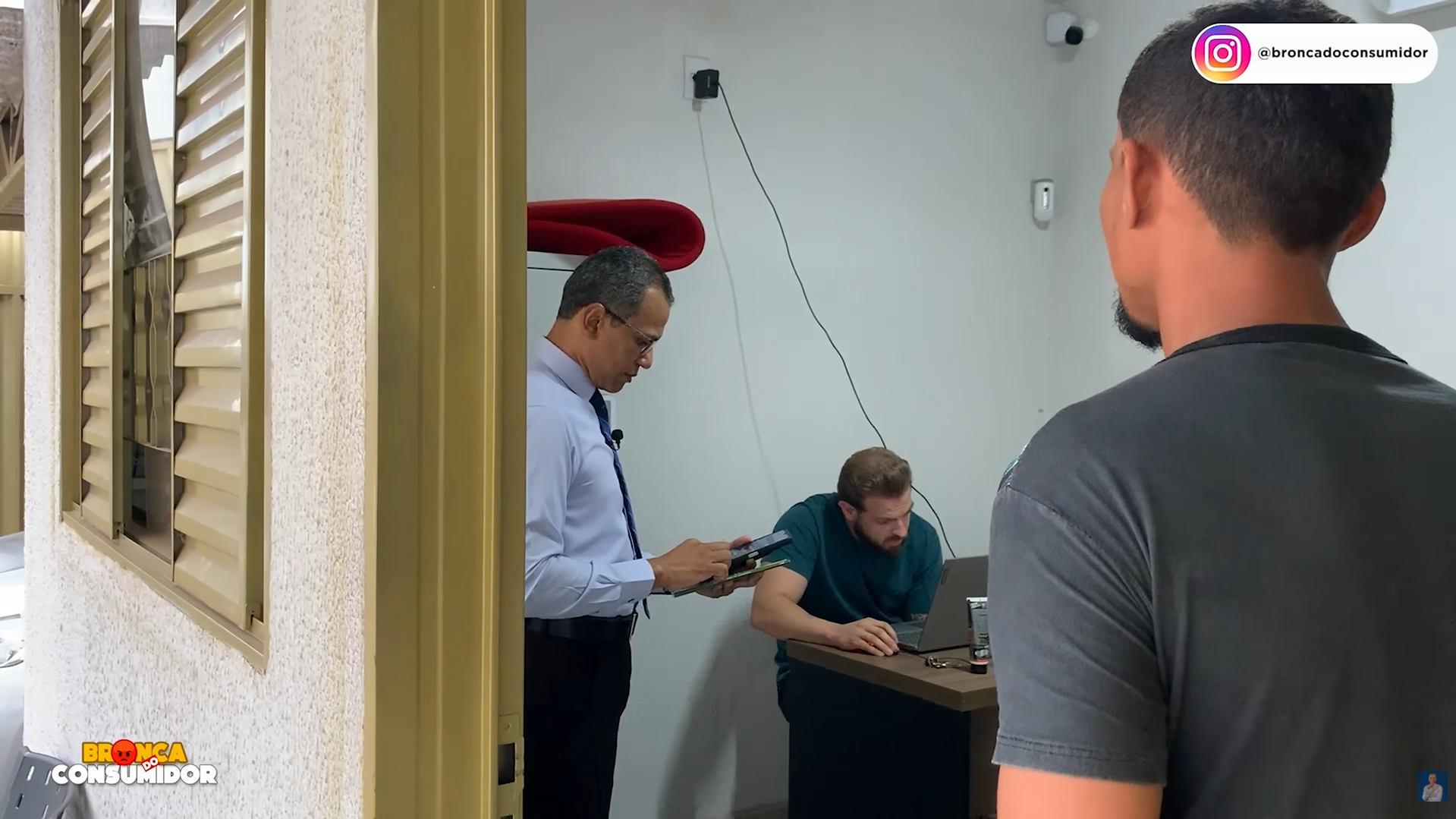 Cliente é ameaçado por vendedor após cobrar transferência de veículo em Goiânia
