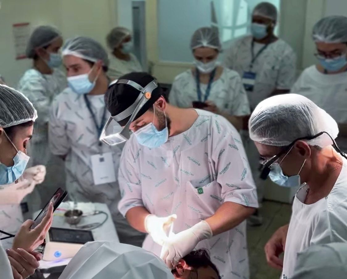Dermatologistas que atuam em Goiás demonstram técnicas de transplante de barba, no Congresso Brasileiro de Cirurgia Dermatológica