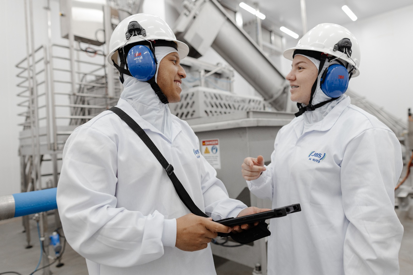 Friboi, da JBS, lança programa para formação de jovens lideranças em operações industriais com vagas em GO