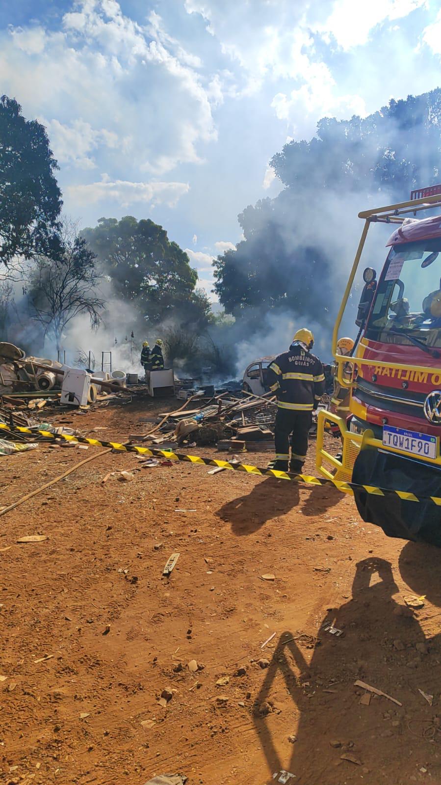 Bombeiros combatem incêndio de grandes proporções em fábrica de reciclagem em Luziânia