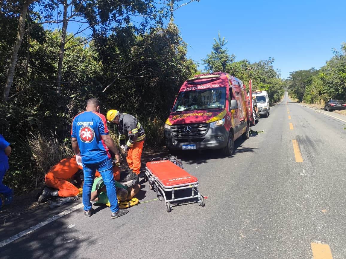 Bombeiros resgatam sobrevivente de acidente em ribanceira e realizam retirada de vítimas fatais em Santa Terezinha de Goiás