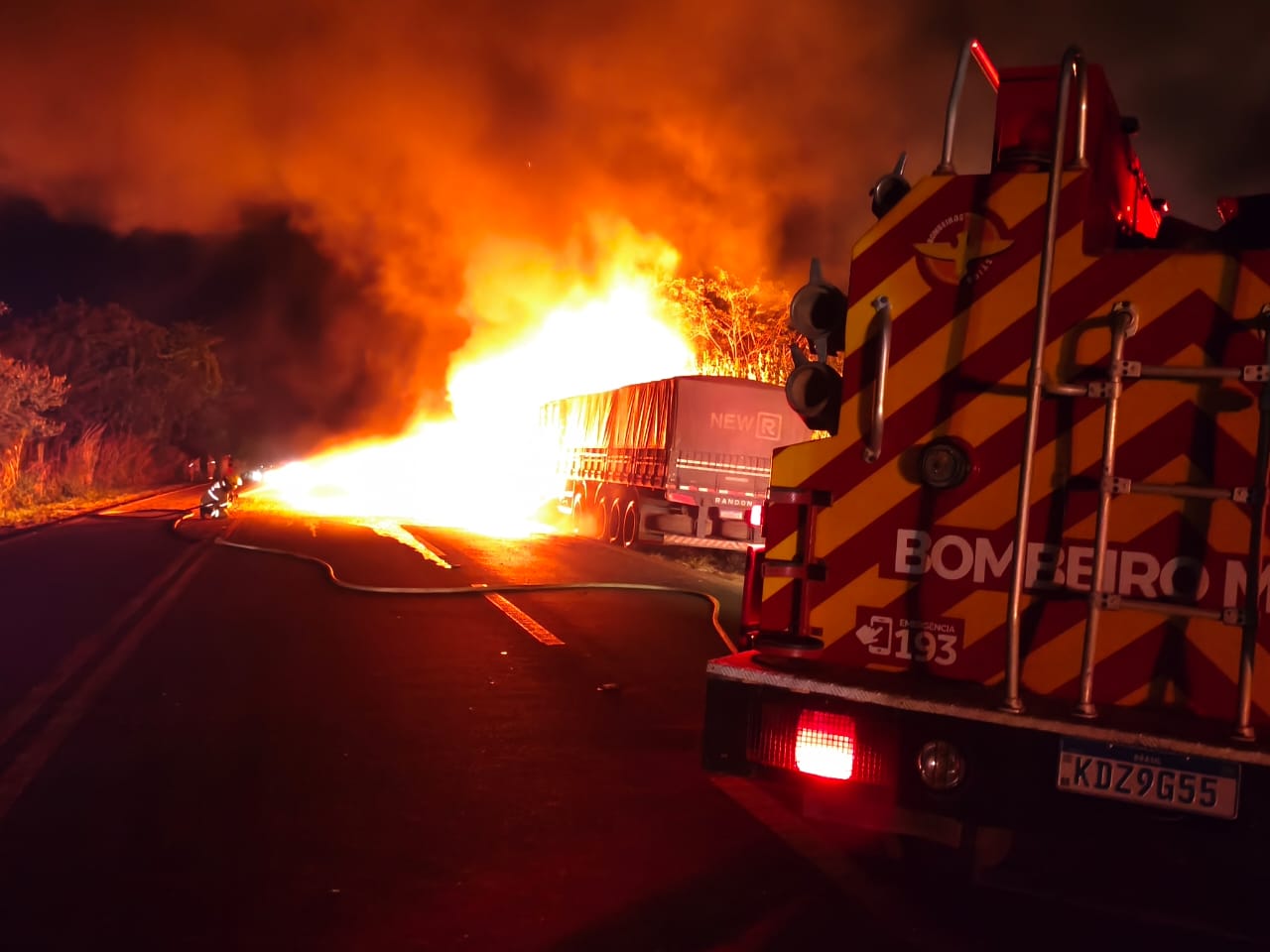 CBMGO combate incêndio em caminhão carregado com soja na GO-060 e preserva maior parte da carga
