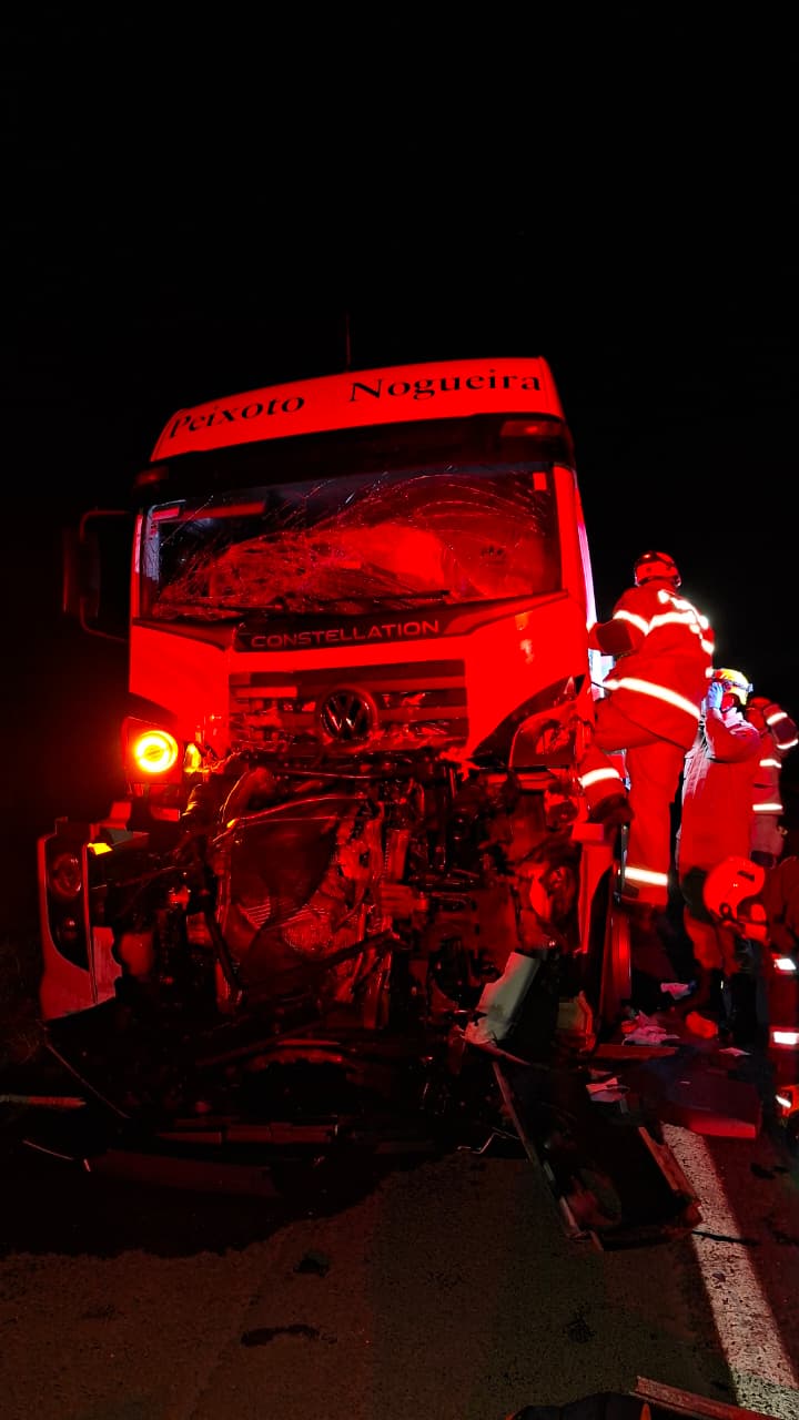 Motorista é resgatado após ficar preso às ferragens em acidente entre caminhões na BR-153, em Goiatuba