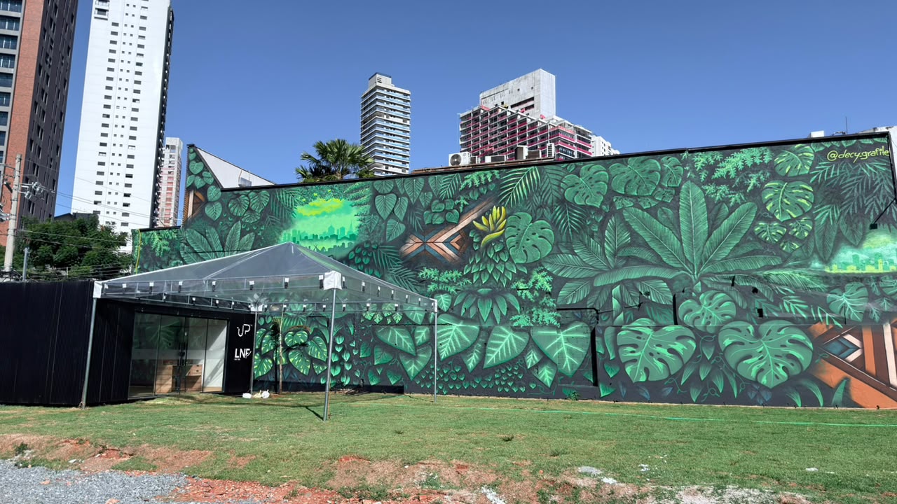 Mural ao ar livre em Goiânia transforma natureza e cidade em manifesto visual